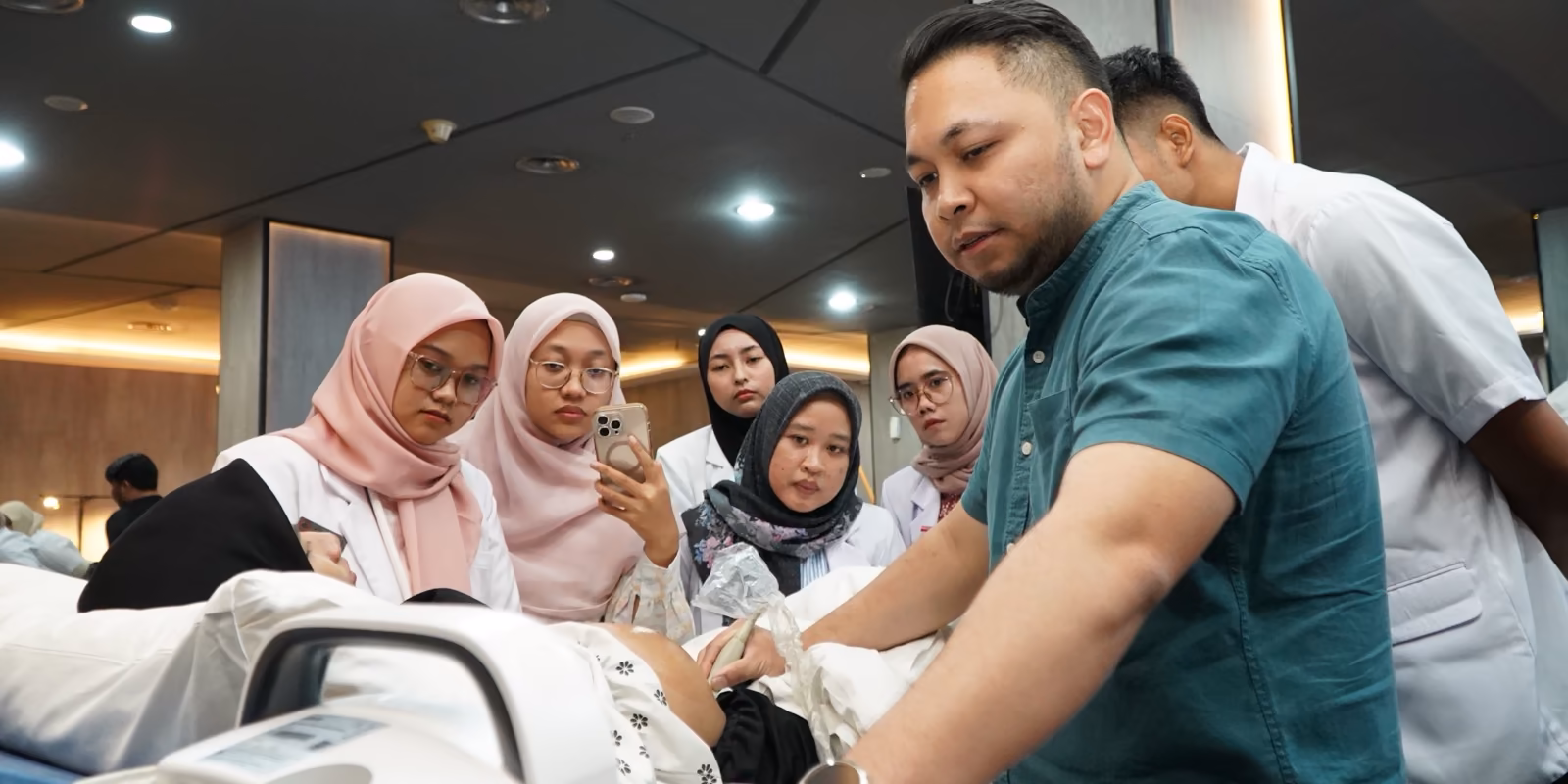 Instruktur memandu peserta workshop USG langsung pada probandus